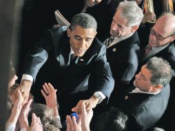 Barack Obama se despide de los presentes en el Estado de Unión, luego de dar su último informe en la administración. AFP  /