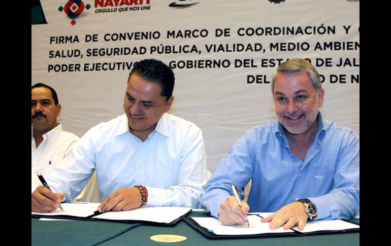 González Márquez (der) y su homólogo de Nayarit, Roberto Sandoval (izq), firmando convenio de colaboración. NOTIMEX  /