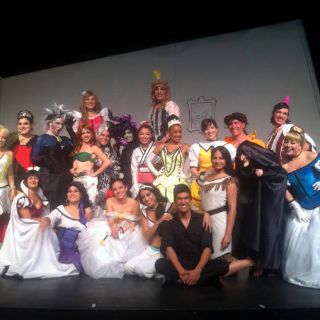 Woodside y Díaz, madrinas de '12 princesas en pugna'