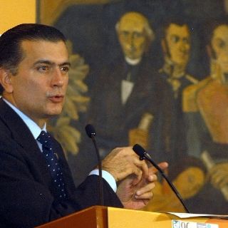 Reportan mejoría de Lujambio; continúa en el cargo