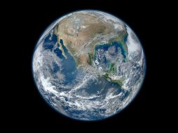 La hermosa vista de nuestro planeta, digna de hacernos meditar sobre su grandeza y fragilidad.  /