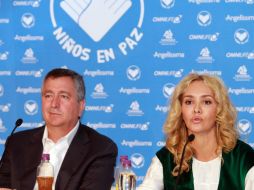 El dueño del Guadalajara, dice que, incluso un aficionado han llamado a su esposa Angélica (i) para intimidarla.  /