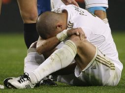 Karim Benzemá se duele de una fuerte entrada de Puyol sobre él en el área. REUTERS  /