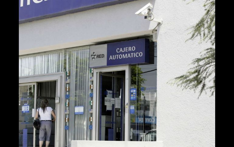 En el caso de los bancos,  las multas son por cobro indebido de comisiones. ARCHIVO  /