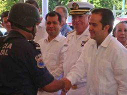 Alejandro Poiré (d) entregó a la policía estatal 40 vehículos para fortalecer sus mecanismos de seguridad. EL UNIVERSAL  /