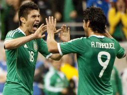 Oribe Peralta y Rafael Márquez Lugo celebran uno de los goles de la victoria mexicana. AP  /