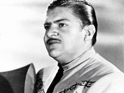 Al comenzar su concierto en la noche, interpretó 'Un mundo raro', de José Alfredo Jiménez. ARCHIVO  /