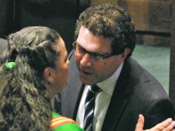 Legisladores y el Gobierno de México condenan espionaje. En imagen, el diputado Armando Ríos conversa con Beatriz Paredes. NTX  /