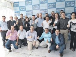 Fernando Guzmán (centro), con los panistas que se suman a su campaña.  /