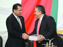 En 2011 la CNDH emitió 95 recomendaciones. En la imagen, Raúl Plascencia (izq.) con el diputado Guadalupe Acosta.  EL UNIVERSAL  /