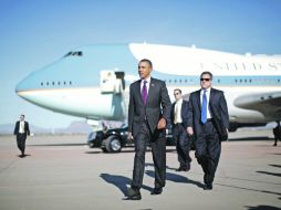 El presidente Barack Obama llega al aeropuerto de Phoenix, Arizona, la siguiente parada para promocionar su campaña electoral. REUTERS  /
