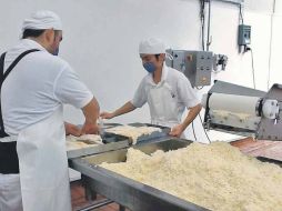 Durante su gira por Acatic, el gobernador Emilio González Márquez visitó una planta industrializadora de leche.  /