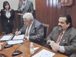 Samuel Gray (izq.) y Marco Antonio Cortés signan el convenio de colaboración entre la UdeG y la Fundación Samuel Joaquín Flores.  /