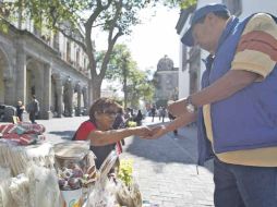 Ambulantes aceptan que pagan hasta 150 pesos semanales para vender sus productos en la vía pública.  /