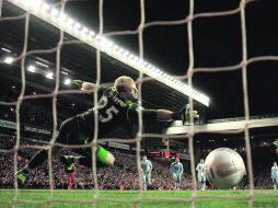 El capitán rojo, Stevie Gerrard (der.), anotó de penal el primer gol del Liverpool en Anfield. AFP  /