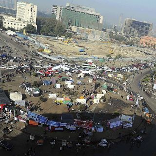 Egipcios amenazan con mantener protesta hasta renuncia militares