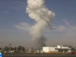 En esta imagen tomada de la televisión se observa la dimensión de la columna de humo a distancia. ESPECIAL  /