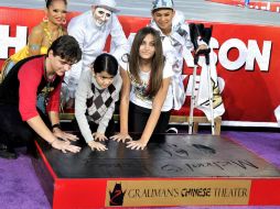 Las huellas del guante y los zapatos de Michael Jackson quedaron inmortalizados. AFP  /