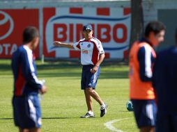 Ignacio Ambriz ya dirigio su primera práctica con Chivas.  /