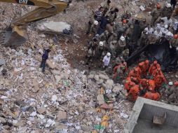 Rescatistas trabajan en el sitio del derrumbe. REUTERS  /