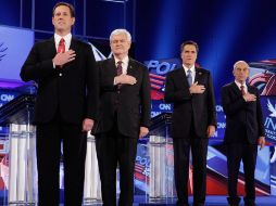 Los candidatos presidenciales antes de comenzar el debate, (izq. a der. ) Rick Santorum, Newt Gingrich, Mitt Romney y Ron Paul. AFP  /