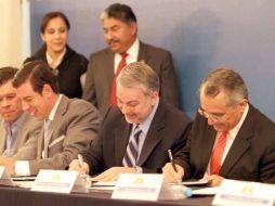 Emilio González (der.) y Miguel Castro (izq.) durante la firma del convenio que crea el Instituto Metropolitano de Planeación.  /