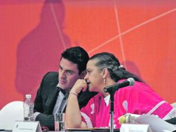 La reunión priista concluirá este sábado con la elaboración de la agenda legislativa. En imagen, Aristóteles Sandoval y Beatriz Paredes  /