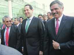 El gobernador del Edo. de México, Eruviel Ávila (c), y el titular del IFE, Leonardo Valdés (d), en la Reunión de Consejeros Electorales  /