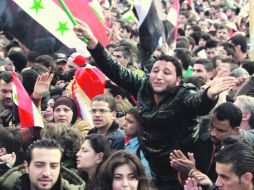Seguidores del presidente Bashar al Assad se reúnen en la Plaza Sabe Bahrat para mostrar su rechazo a la liga árabe. EFE  /