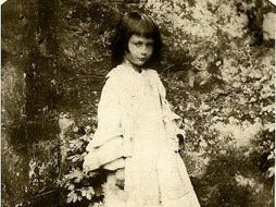 Foto de Alicia Liddell tomada por Lewis Carroll. A ella le fue dedicado el cuento ''Alicia en el país de las maravillas''. ARCHIVO  /