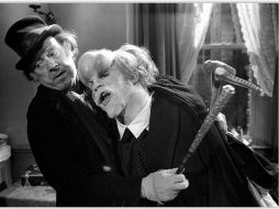 Con un maquillaje que tomaba ocho horas para fijarse, John Hurt actuó magistralmente en la obra de Lynch 'El hombre elefante'. ARCHIVO  /