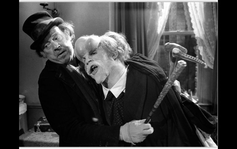 Con un maquillaje que tomaba ocho horas para fijarse, John Hurt actuó magistralmente en la obra de Lynch 'El hombre elefante'. ARCHIVO  /