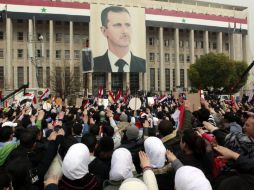 Seguidores del presidente sirio, Bachar al Asad, se concentran en la plaza Sabe Bahrat de Damasco. EFE  /