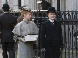 Las actrices Mia Wasikowska en el papel de Helen y Glenn Close en el papel de Albert Nobbs. EFE  /