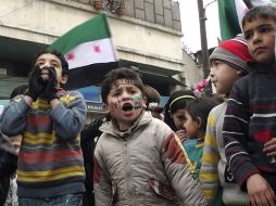 Niños gritan consignas y ondean banderas sirias durante una protesta contra el presidente Bashar al Assad. REUTERS  /