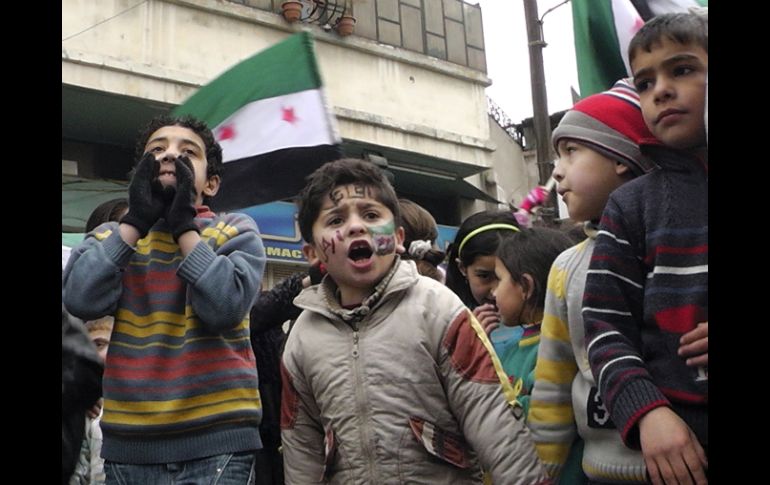 Niños gritan consignas y ondean banderas sirias durante una protesta contra el presidente Bashar al Assad. REUTERS  /