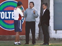 Ignacio Ambriz (izq) habla con Real y Camacho de lo que pretende en su cuerpo técnico.  /