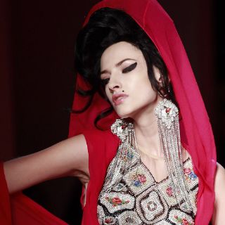 Gaultier rinde homenaje a Amy Winehouse