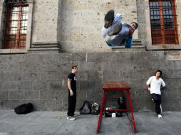 Lunatic Crew atraen la atención de los transeúntes en el Centro Histórico tapatío.  /