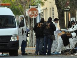 Peritos en el sitio donde se localizaron los cuerpos de ocho personas. AFP  /