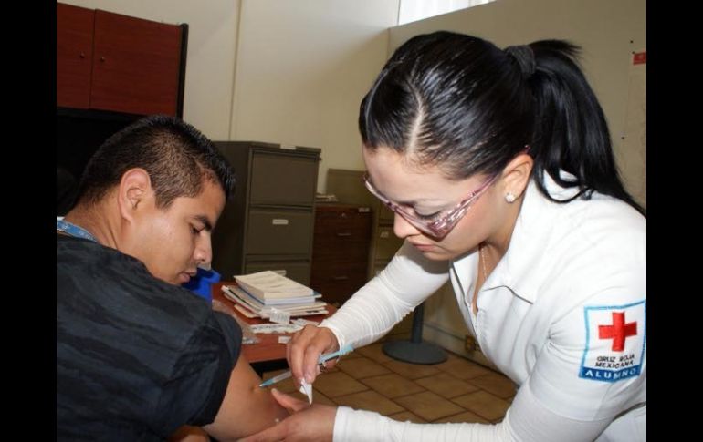 Un policía recibe la vacuna contra la influenza. La campaña de vacunación se ha reforzado ante el aumento de casos. NTX  /