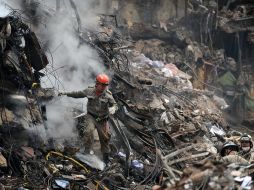 Rescatistas laboran entre las ruinas de los tres edificios colapsados en Río de Janeiro. Hoy subió a 15 la cifra de muertos. AFP  /