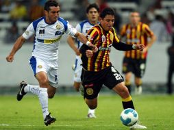 Héctor Gómez (der) se despachó con dos tantos en la victoria de los Leones Negros. MEXSPORT  /