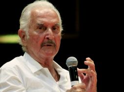 Carlos Fuentes confesó a un auditorio entregado que tiene una novela que no se atreve a concluir. EFE  /