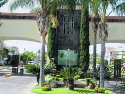 Entrada al lujoso fraccionamiento donde fueron aprehendidos el líder de la organización delictiva, en Zapopan.  /