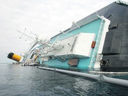 Rescatistas italianos del Cuerpo de Bomberos hacen inspecciones en el “Costa Concordia”, encallado frente a la Isla de Giglio. AP  /