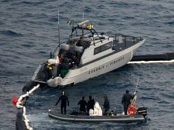 Personal de rescate suben el cuerpo hallado en su barco tras las laboras de búsqueda en la costa oeste de Italia. REUTERS  /