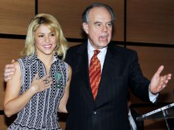 Shakira junto a Frédéric Mitterrand después de ser galardonada con la medalla. AFP  /