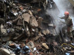 Los peritos van a examinar hoy un edificio cercano a los derrumbados para determinar su estado. EFE  /