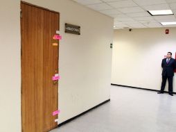 Una sala del recinto de San Lázaro exhibe sellos tras ser inspeccionada por la PGR. NOTIMEX  /